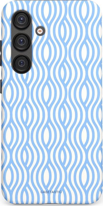 Telefoonhoesje met een wit met lichtblauw golvend patroon, camera-uitsparing en Casetastic logo.