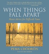 Boekcover van 'WHEN THINGS FALL APART: Heart Advice for Difficult Times' door Pema Chödrön. Een laan met gele bomen in de herfst.