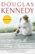 Boekcover met de titel "State of the Union" door Douglas Kennedy. Een vrouw in badjas met strooien hoed zit op een houten vlonder.