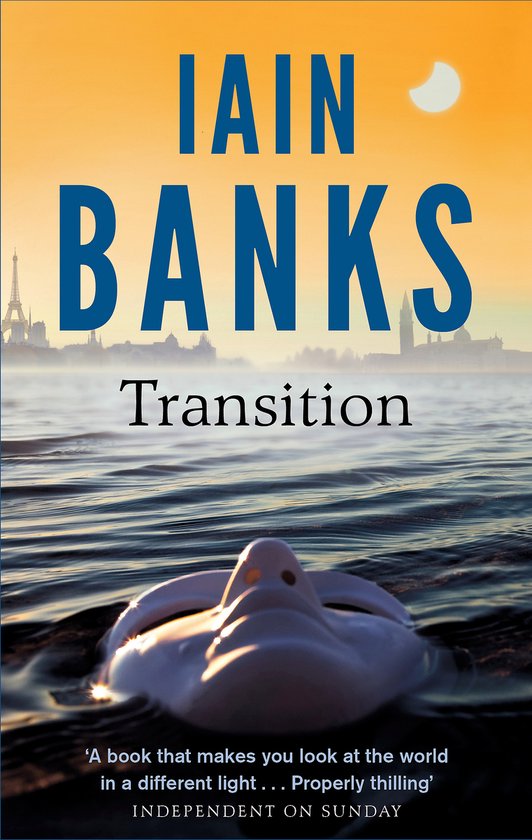Boekomslag: 'Transition' door Iain Banks. Een masker drijft in het water, met een zonsverduistering en een stad op de achtergrond.