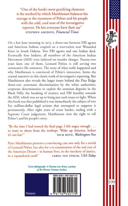 Achterkant van het boek "In the Spirit of Crazy Horse" met tekst en een Amerikaanse vlag.
