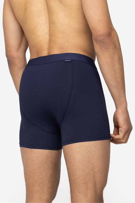 Achterkant van een man met donkerblauwe boxershort, gedragen door een donkergetinte man.