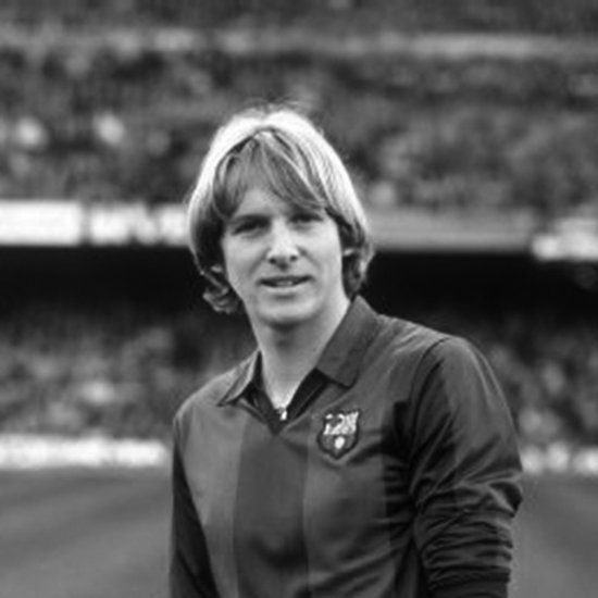 Zwart-wit portret van een blonde man met een FC Barcelona shirt