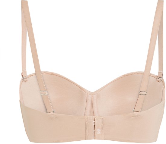 Achterkant van een beige strapless beugel-bh met verstelbare bandjes en haakjessluiting.