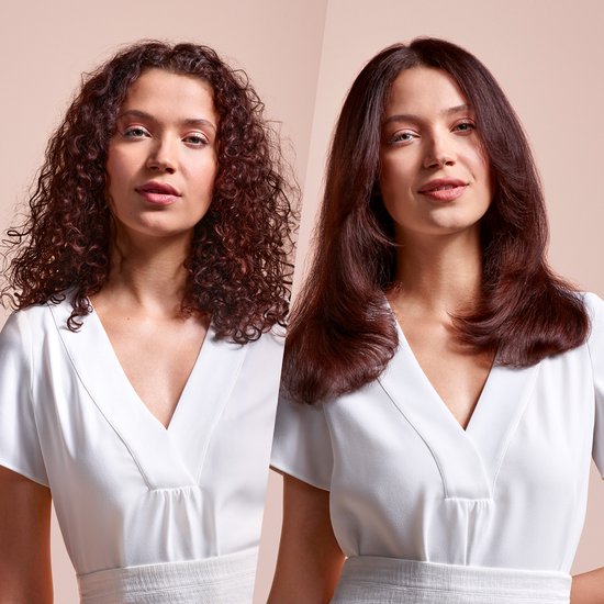 Vrouw met donkerbruin, krullend haar naast dezelfde vrouw met golvend, donkerbruin haar.