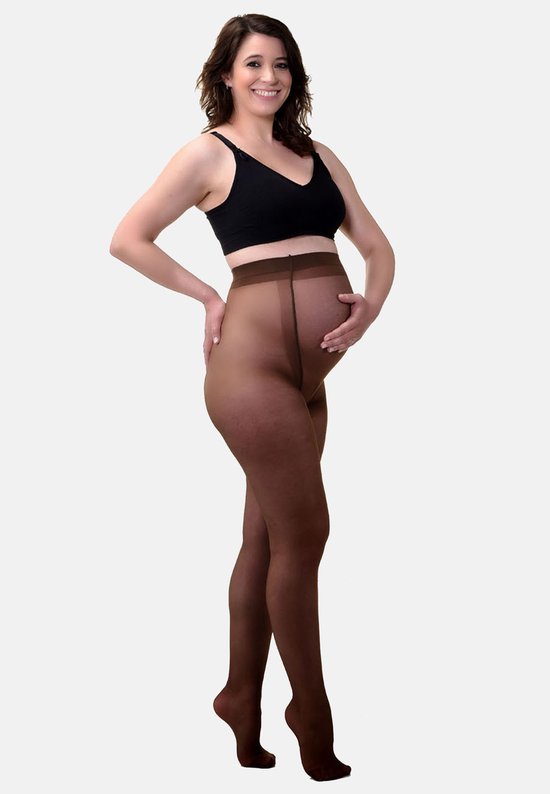 Zicht op de zijkant van een zwangere vrouw die een bruine, doorschijnende zwangerschapspanty draagt.