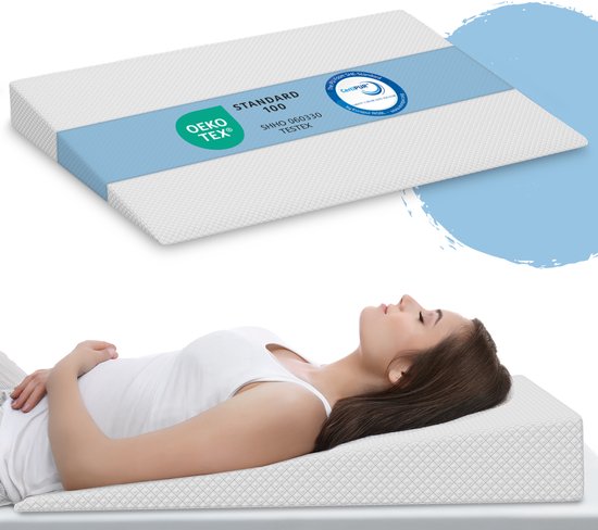 Gevouwen wigkussen met OEKO-TEX en CertiPUR keurmerken. Vrouw op wigkussen.