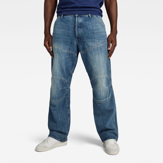 Model draagt een lichtblauwe G-Star 5620 3D loose fit jeans met knie- en heuppanelen op een witte achtergrond.