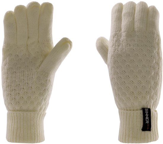 Twee gebreide witte handschoenen met patronen en zwarte 'SINNER' labels.