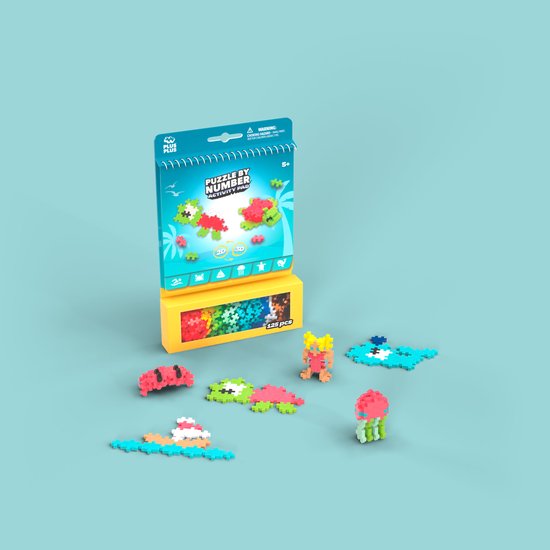 Plus-Plus Oceaan Activity Pad met speelgoed: groene schildpad, rode krab, zwemmende jongen, blauwe walvis, gele jongen, rode kwal.