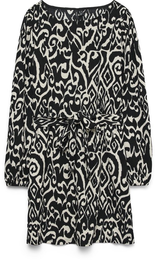 Zwarte jurk met beige abstracte print en strikceintuur, recht van voren.