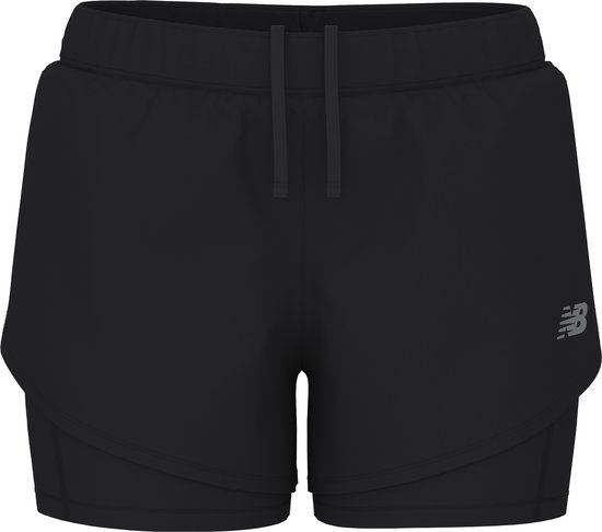 Zwarte New Balance sportbroek met halverwege de pijpen een split en een grijs New Balance logo op de zijkant.