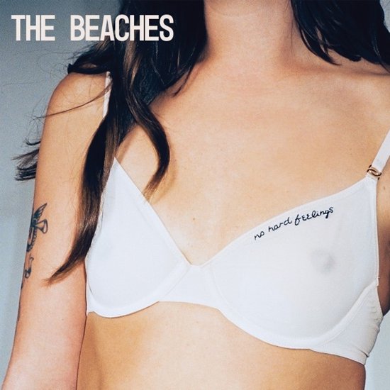 Een witte beha met de tekst 'no hard feelings' erop. De Beaches staat in witte letters op de hoek.