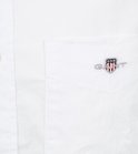 Detail van het Gant logo op de borstzak van een wit overhemd.