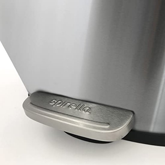 Detail van een RVS pedaalemmer met een gebogen, zilverkleurig pedaal met 'spirella' logo.