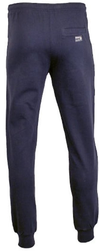 Achterkant donkere joggingbroek met een klein logo op de achterzak.
