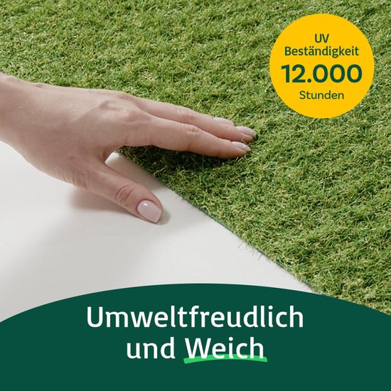 Hand strijkt over de zachte, groene kunstgrasmat. Gele cirkel met "UV Beständigkeit 12.000 Stunden". Groene balk met "Umweltfreundlich und Weich".