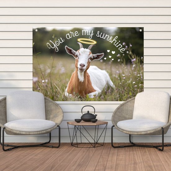 Geit in bloemenveld met tekst - Geit poster - Tuinwanddecoratie dier - Digital Art - Tuinaccesoires voor aan de muur - Waterafstotende wanddecoratie - tuinposter 75x50 cm