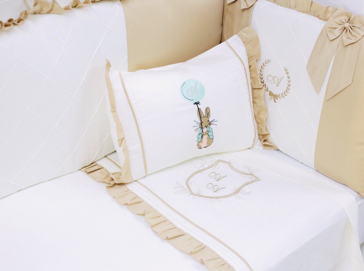 Luxe Gepersonaliseerde Beige en Witte Babybedset met Borduurwerk, Decoratieve Strikken en Bedomran 100x150 cm, Coton /Luxury Personalized Beige & White Crib Bedding Set with Embroidery, Decorative Bows, and Bed Bumper (Duvet cover 100x150 cm)