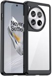 Coque de téléphone noire avec dos transparent et quatre caméras.