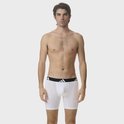 Man in witte Adidas boxer met zwarte tailleband met logo.