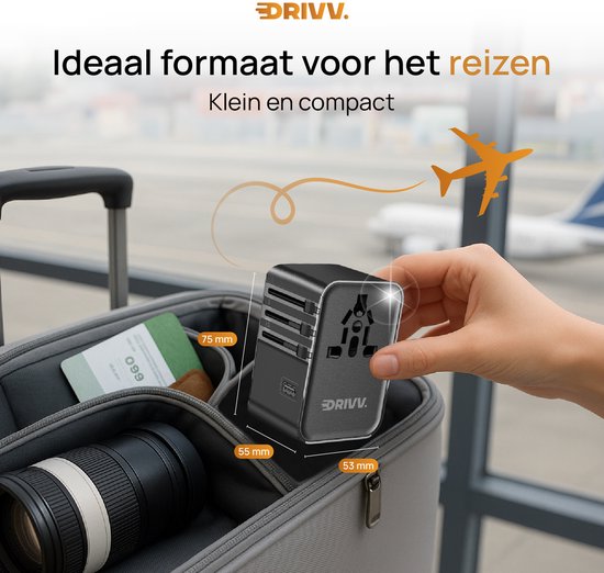 DRIVV. reisadapter in de hand, naast een koffer op de luchthaven. Afmetingen 75x55x53mm. Ideaal voor reizen, klein en compact.