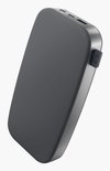 Donkergrijze powerbank met een slank, gebogen profiel en metalen rand.