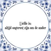 Tegeltje met Spreuk (Tegeltjeswijsheid): Liefde is; altijd ongerust zijn om de ander + Kado verpakking & Plakhanger