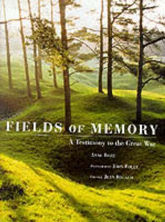 Boek 'Fields of Memory', een getuigenis over de Eerste Wereldoorlog, met een landschap van bomen en gras.