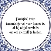 Tegeltje met Spreuk (Tegeltjeswijsheid): Essentieel voor iemands gevoel voor humor is, of hij altijd bereid is om om zichzelf te lachen + Kado verpakking & Plakhanger