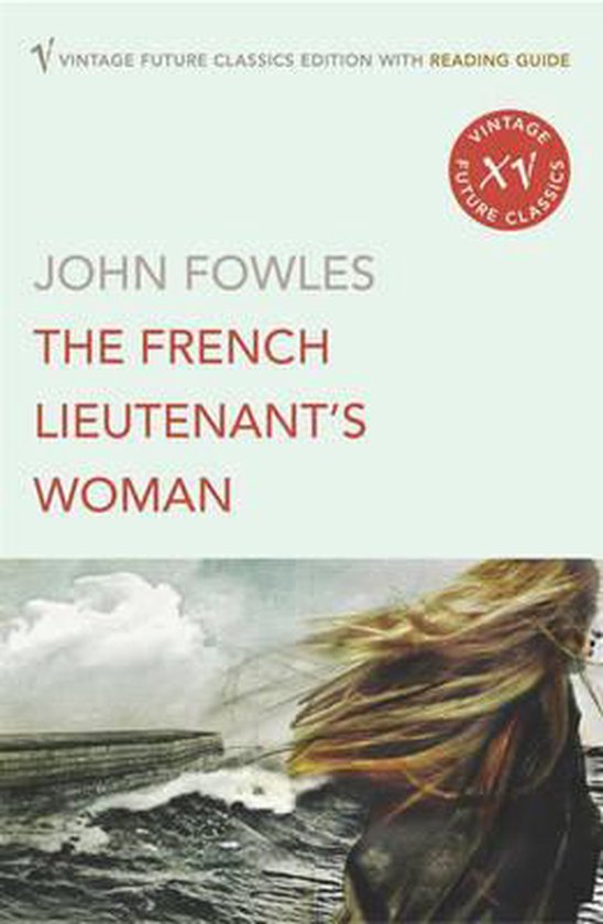 Boekcover van 'The French Lieutenant's Woman' door John Fowles, met een vrouw met wapperend blond haar op een winderige kust.