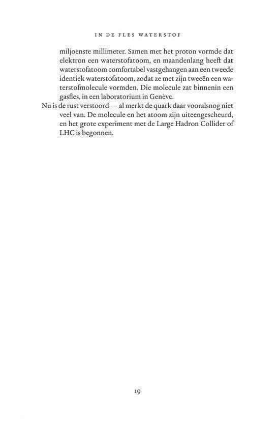 Pagina uit een boek met tekst over protonen, elektronen en de Large Hadron Collider in Genève.
