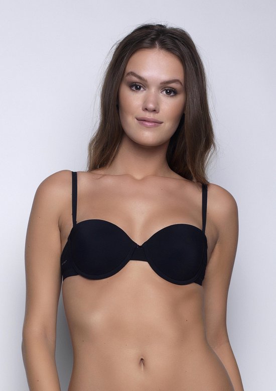 Model in zwarte push-up beha met afneembare bandjes, frontaal zicht.