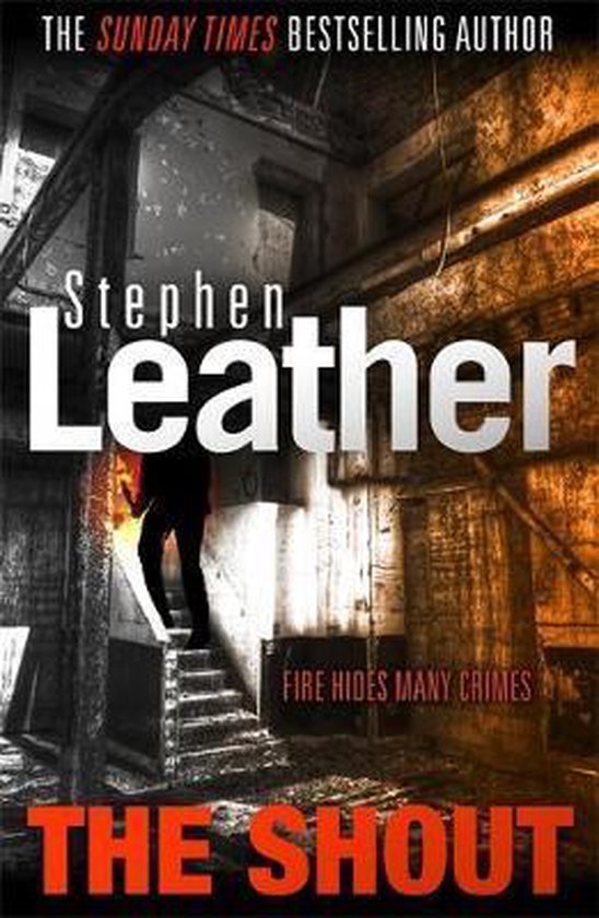 De cover van 'The Shout' door Stephen Leather. Een man met een rode gloed in zijn hand loopt een donkere trap op in een verlaten gebouw. De tekst 'THE SHOUT' staat groot in oranje letters onderaan.