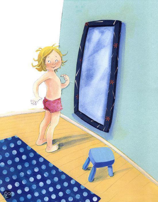 Meisje kijkt naar zichzelf in een spiegel. Ze draagt een roze short.