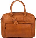Bruine leren laptoptas met '100% leather' tag, voorvak en draaghengsels.