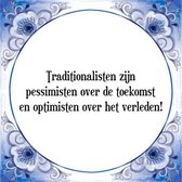 Tegeltje met Spreuk (Tegeltjeswijsheid): Traditionalisten zijn pessimisten over de toekomst en optimisten over het verleden! + Kado verpakking & Plakhanger