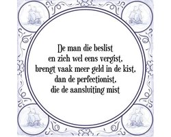 Tegeltje met Spreuk (Tegeltjeswijsheid): De man die beslist en zich wel eens vergist, brengt vaak meer geld in de kist, dan de perfectionist, die de aansluiting mist + Kado verpakking & Plakhanger