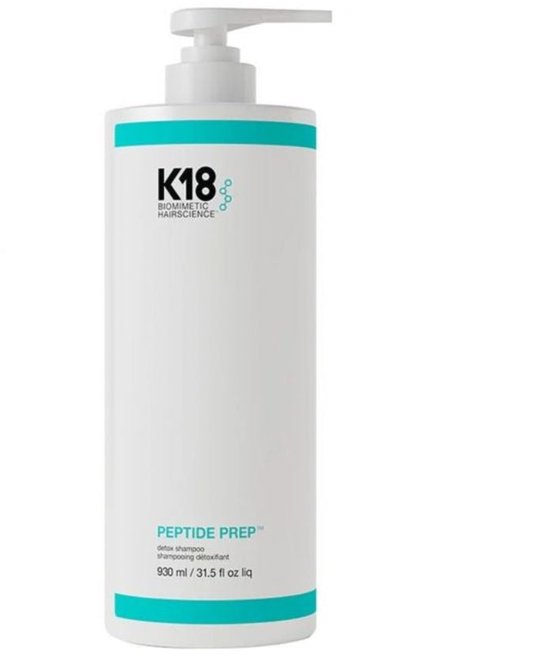 Grote witte fles K18 Peptide Prep Detox Shampoo met pompje en turquoise banden.
