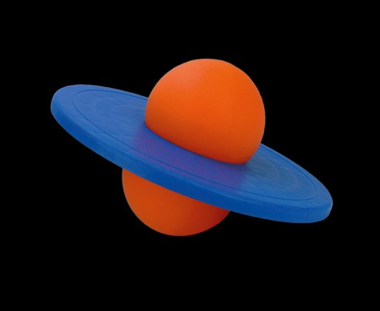 Oranje springbal met blauw platform.