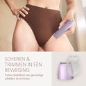 Vrouw trimt bikinilijn met paarse lady shaver en opzetkam.