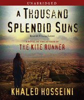 Couverture du livre "A Thousand Splendid Suns" de Khaled Hosseini. Une personne se tient sur une colline et surplombe une ville.