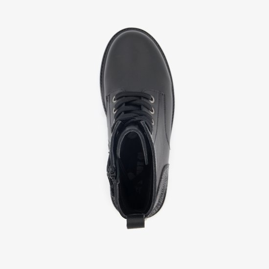 Zwarte leren veterboot met rits, van bovenaf gezien, met glitterdetail op de hiel.