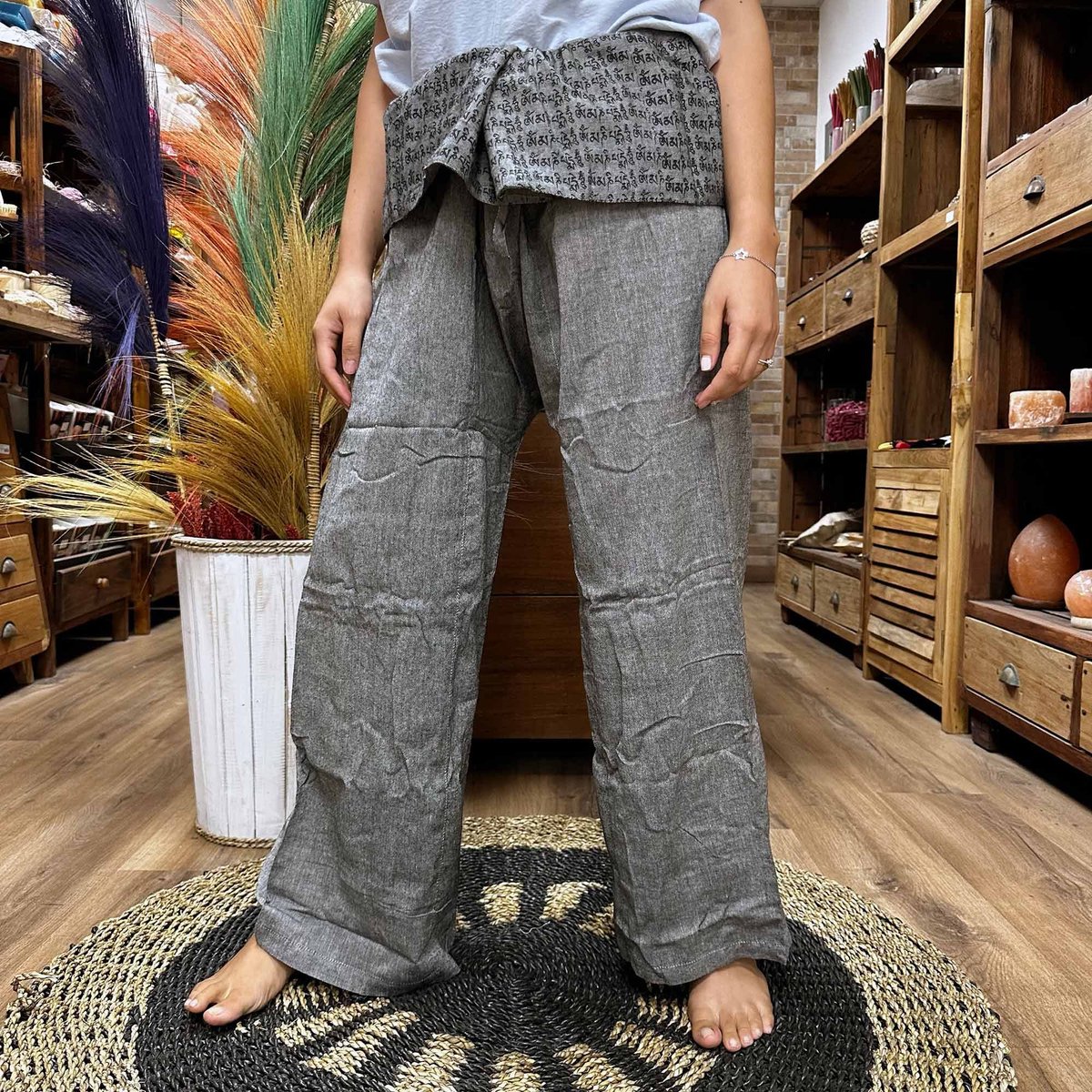 Yoga- en festivalbroek - Thaise vissersmandala-mantra op grijs