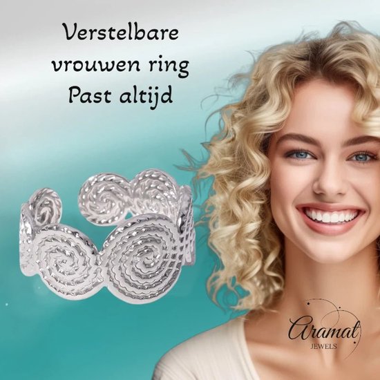 Zilverkleurige verstelbare ring met gedraaide cirkelmotieven, gedragen op een lachend model.