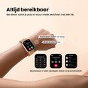 Hand met roségouden smartwatch toont een oproepscherm en berichtballonnen met Nederlandse tekst.