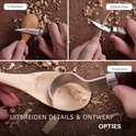 Twee houtsnijgereedschappen worden gebruikt om een lepel uit te hollen en details aan te brengen, met de tekst "UITBREIDEN DETAILS & ONTWERP OPTIES".