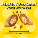 Twee doorsneden van Catisfactions snacks met kruimels en een schaalverdeling van 1,2 cm.
