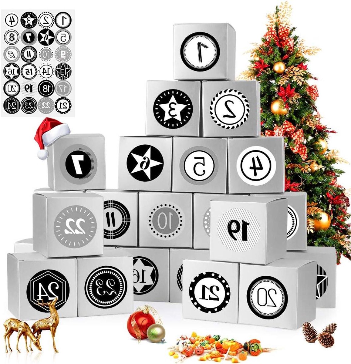 Adventskalender met zilveren design en cijferstickers voor Kerstmis 2024.