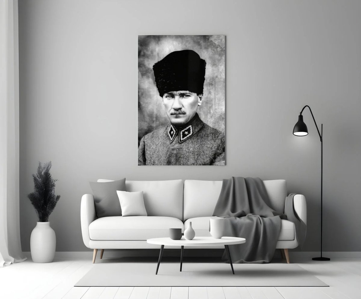 Insigne Art Glasschilderij - Mustafa Kemal Ataturk - Historisch Portret – Leider in Zwart-Wit – Tijdloze Klassieke Wanddecoratie - 72x46 cm Grijs